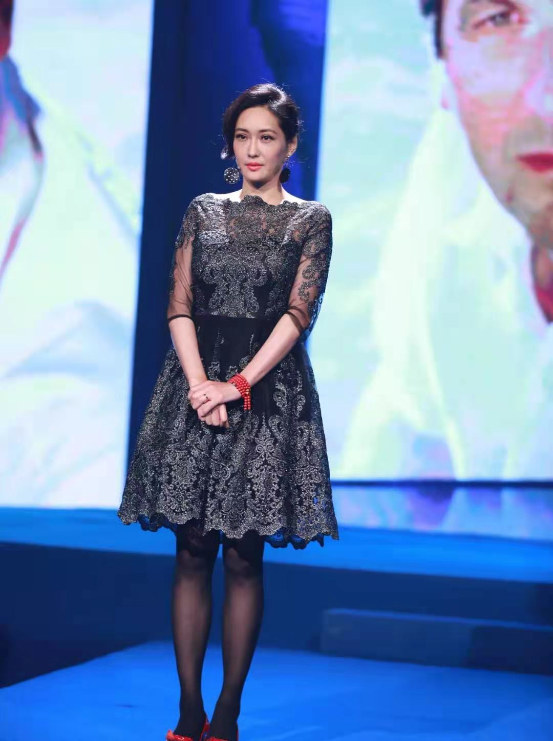 孟广美不愧是蕾丝女王穿黑色镂空裙高级唯美红鞋是亮点