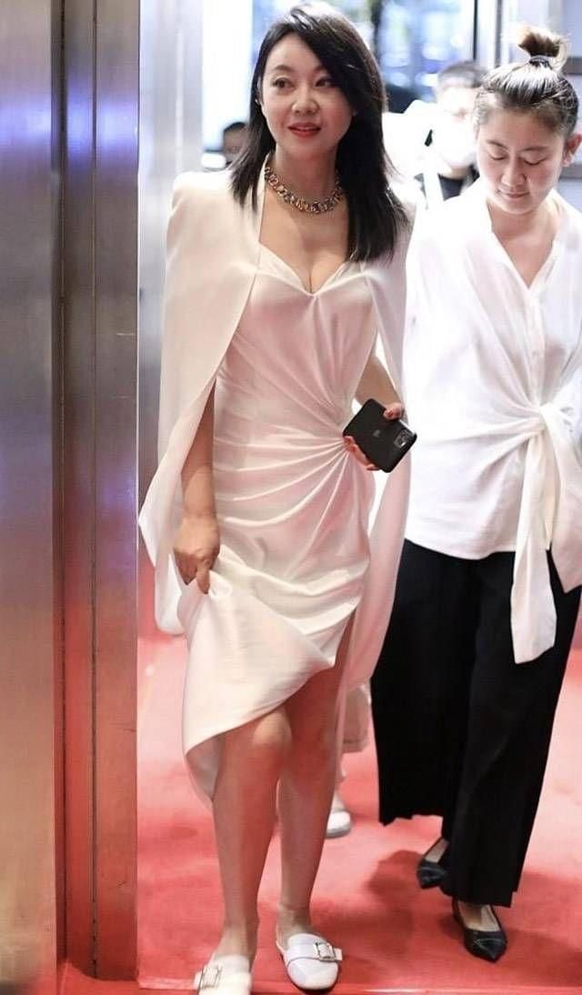 闫妮穿低胸礼服照片被扒出,皮肤白皙身材傲人,可惜鞋子搭错了