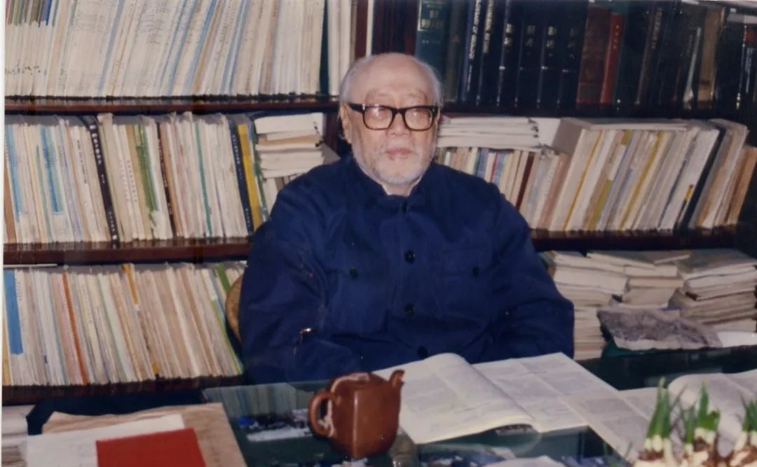 院士在书房查阅资料张伯声院士的雕像屹立于校园中央张伯声传李侠