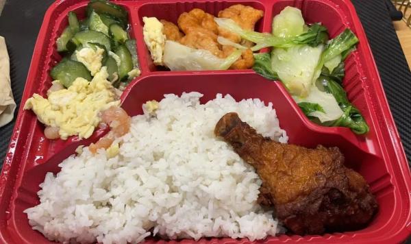 “要几份？”校长为学生打包！三餐封控中降费18元休闲区蓝鸢梦想 - Www.slyday.coM