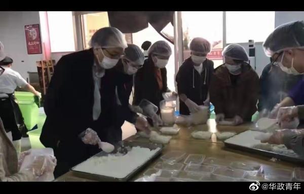 “要几份？”校长为学生打包！三餐封控中降费18元休闲区蓝鸢梦想 - Www.slyday.coM