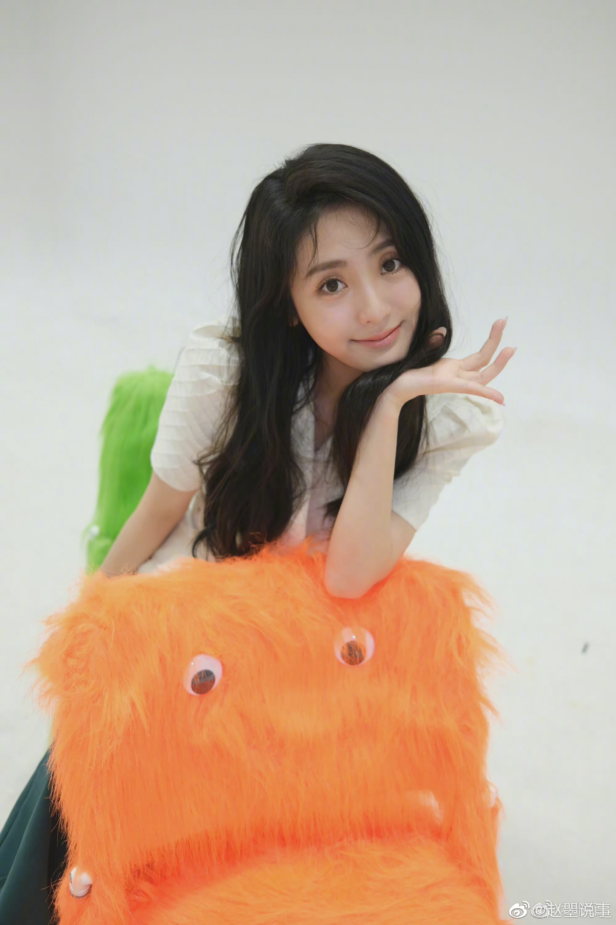 邢菲发博在四宫格怼脸自拍照并戏称掐指一算你想我了