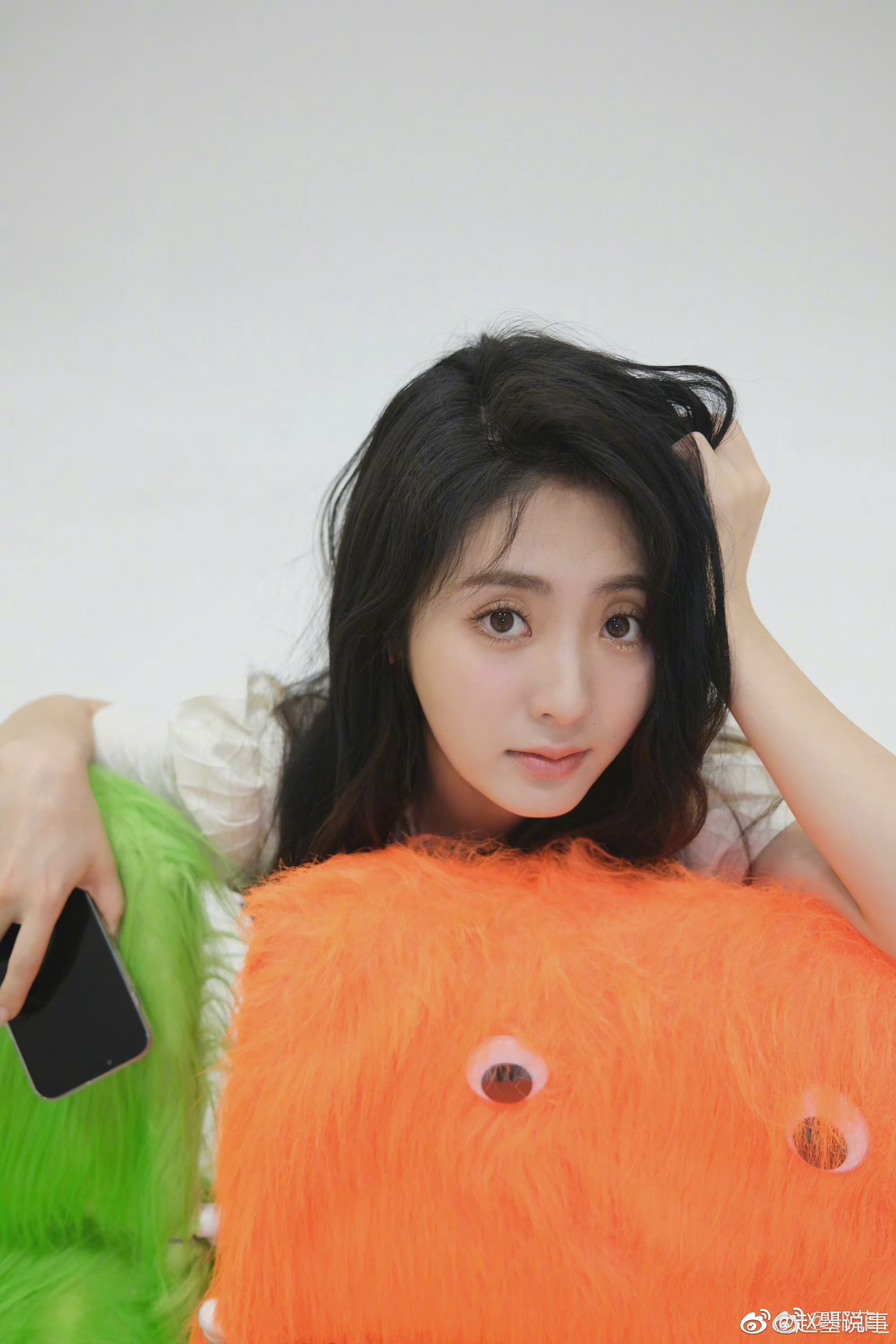 邢菲发博在四宫格怼脸自拍照并戏称掐指一算你想我了