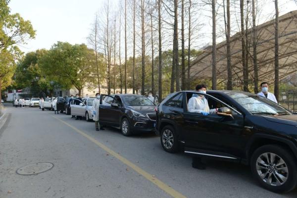 “要几份？”校长为学生打包！三餐封控中降费18元休闲区蓝鸢梦想 - Www.slyday.coM