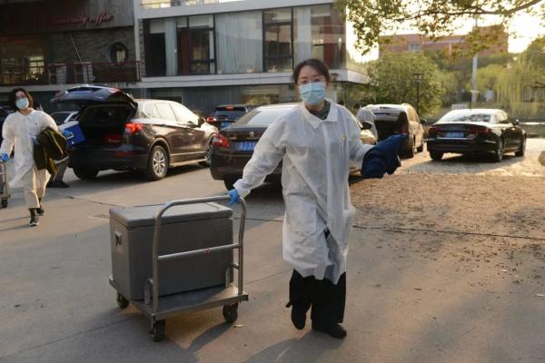 “要几份？”校长为学生打包！三餐封控中降费18元休闲区蓝鸢梦想 - Www.slyday.coM