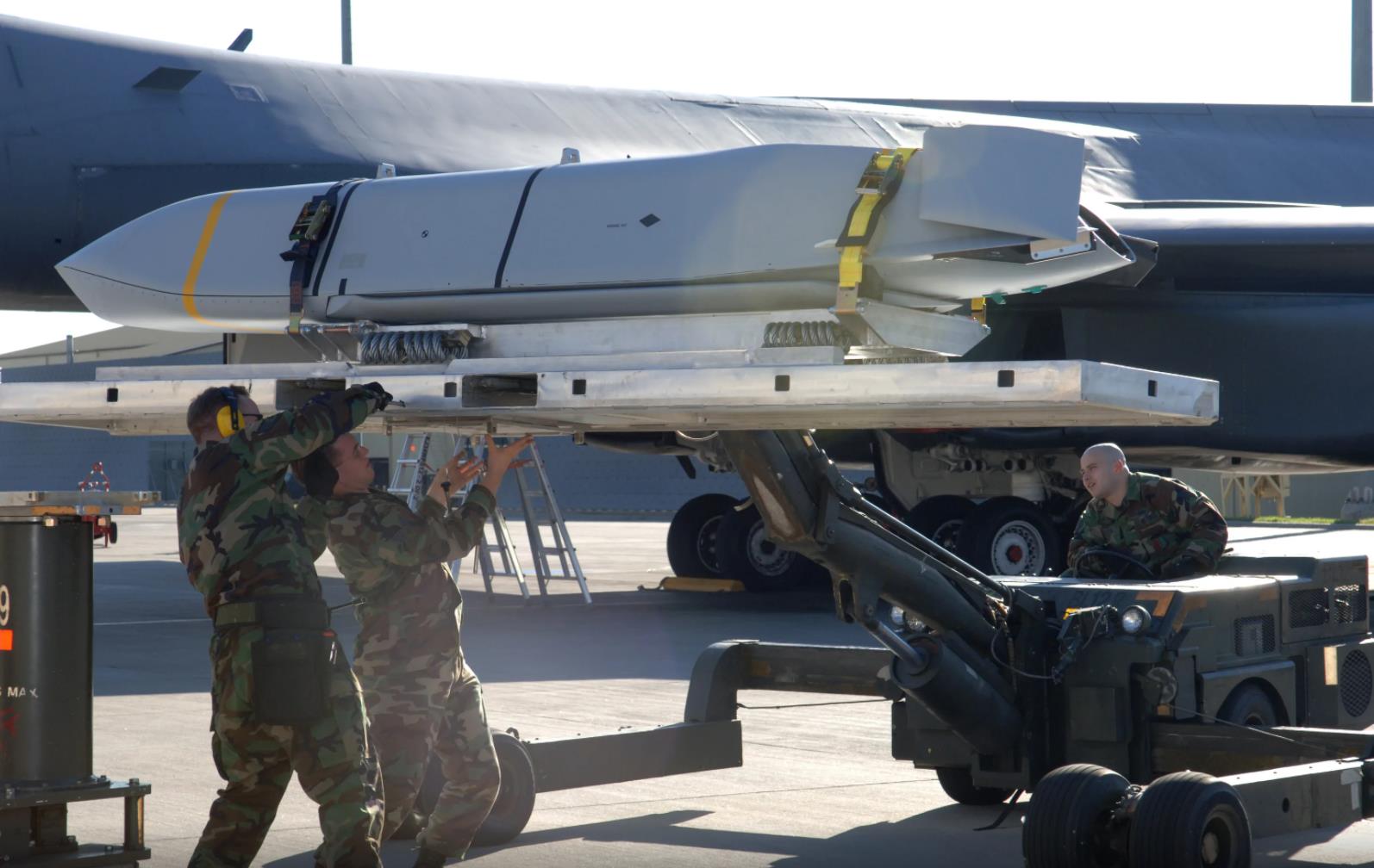 美军agm-158导弹,衍生出多系列型号,被誉为空中幽灵!