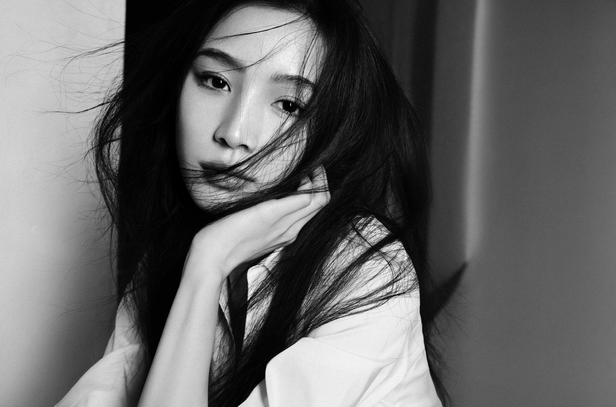 欢娱影视演员张楠zz今日释出黑白情绪感大片