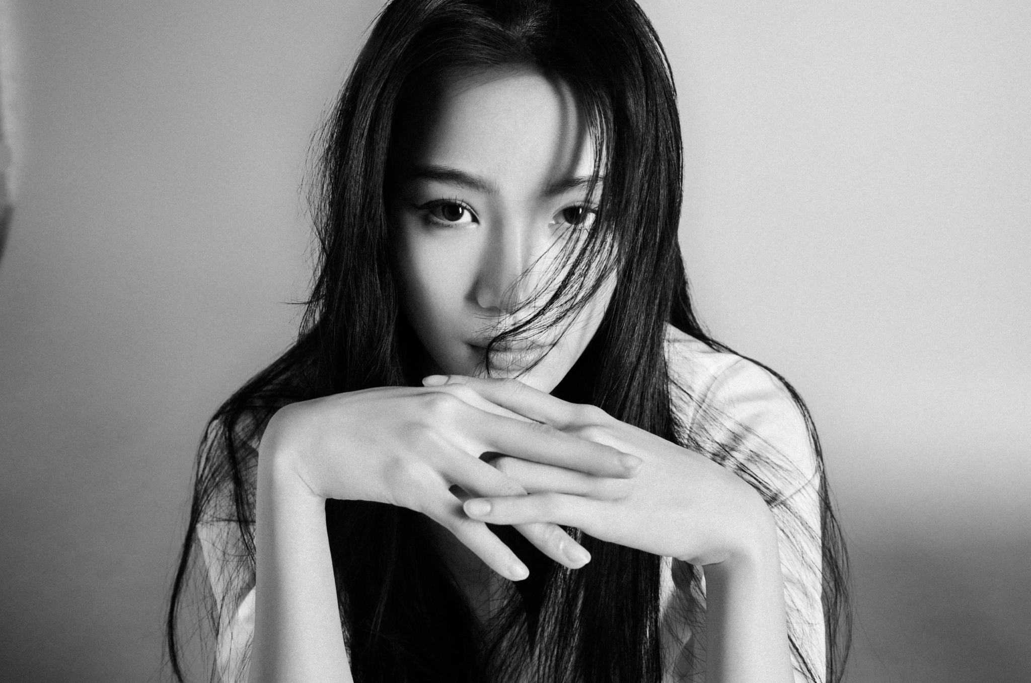 欢娱影视演员张楠zz今日释出黑白情绪感大片