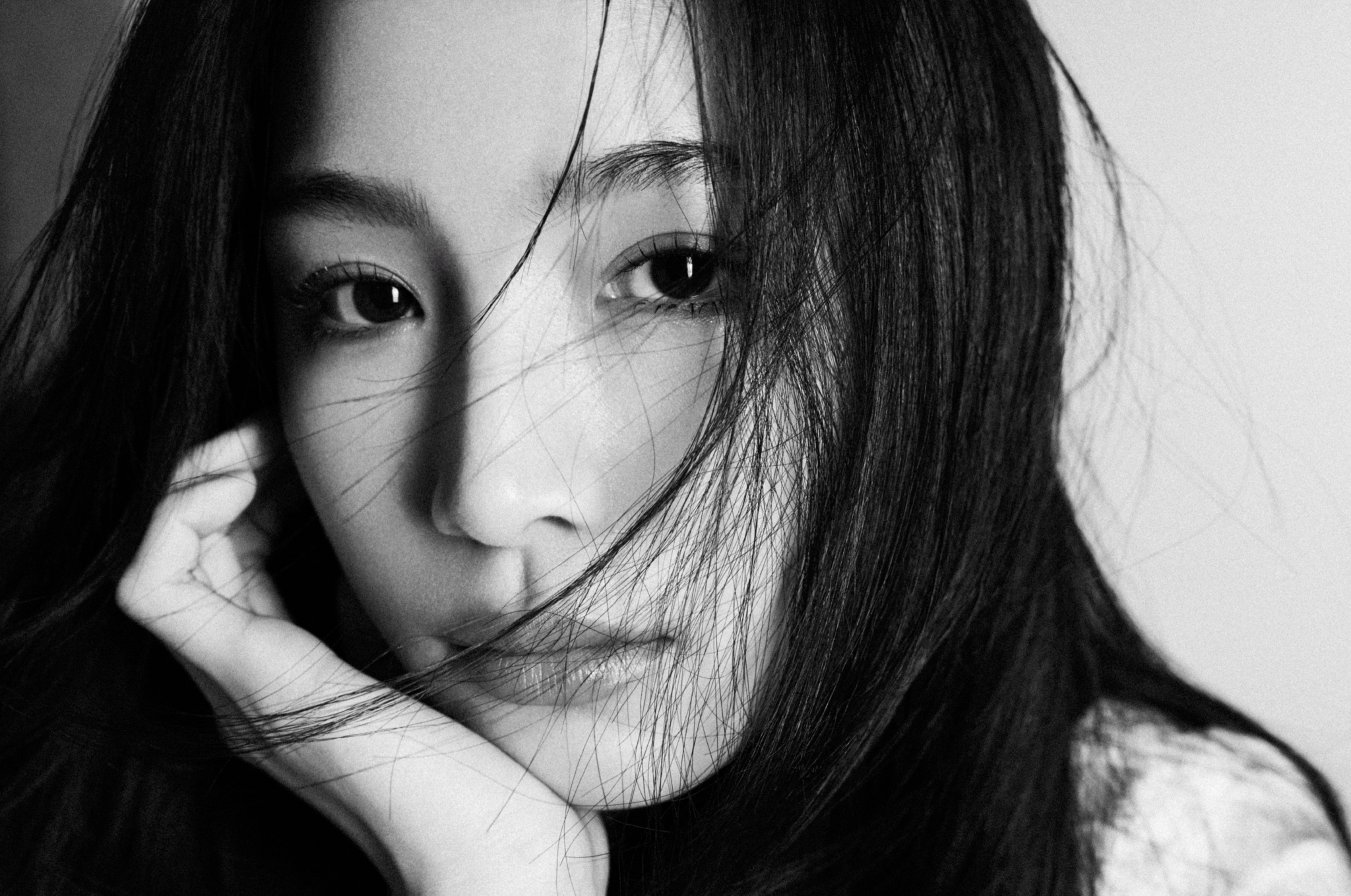 欢娱影视演员张楠zz今日释出黑白情绪感大片