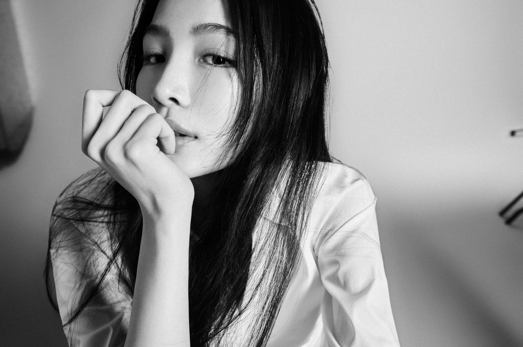 欢娱影视演员张楠zz今日释出黑白情绪感大片