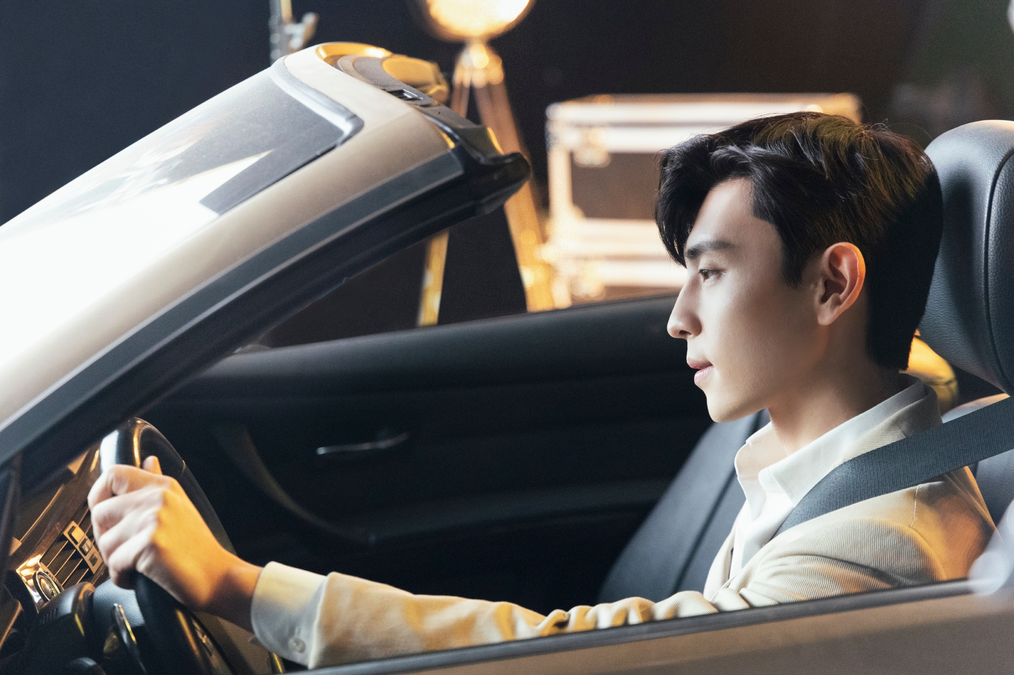 邓伦周一新图掉落身穿西装开跑车的霸气邓总好想坐伦哥副驾驶