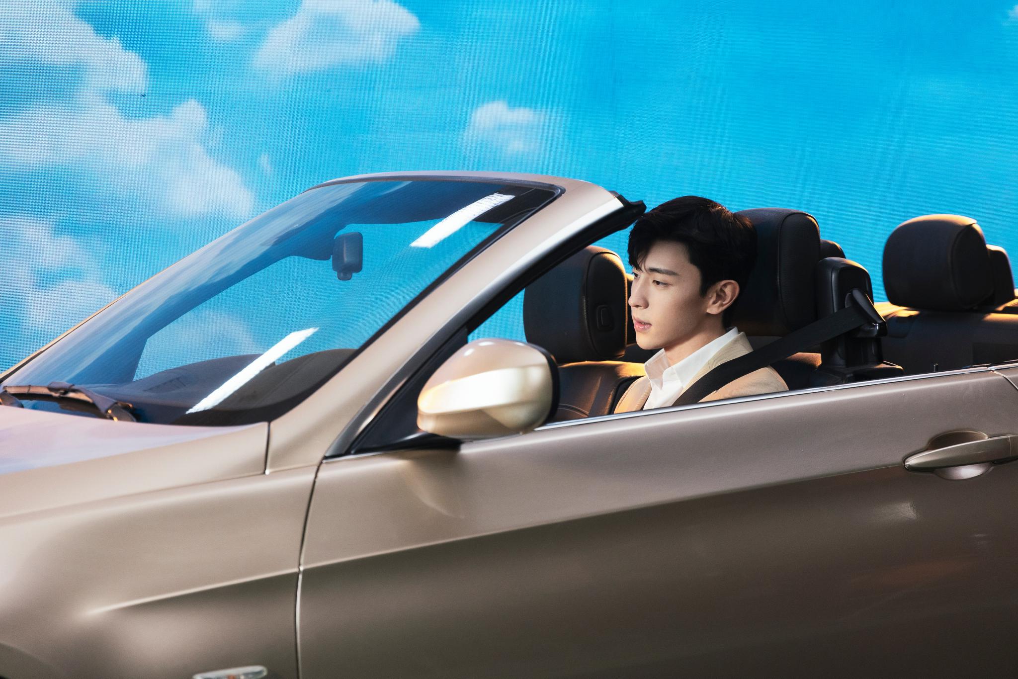 邓伦周一新图掉落身穿西装开跑车的霸气邓总好想坐伦哥副驾驶