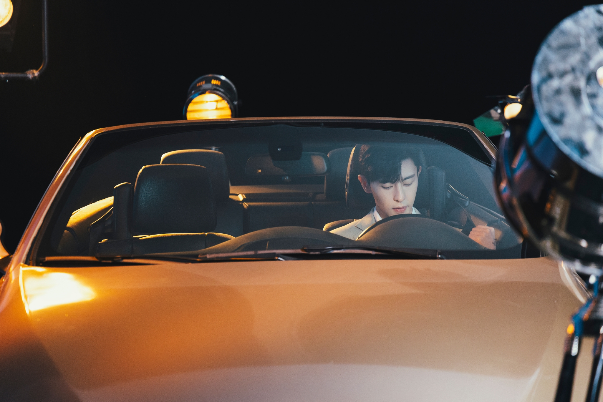 邓伦周一新图掉落身穿西装开跑车的霸气邓总好想坐伦哥副驾驶