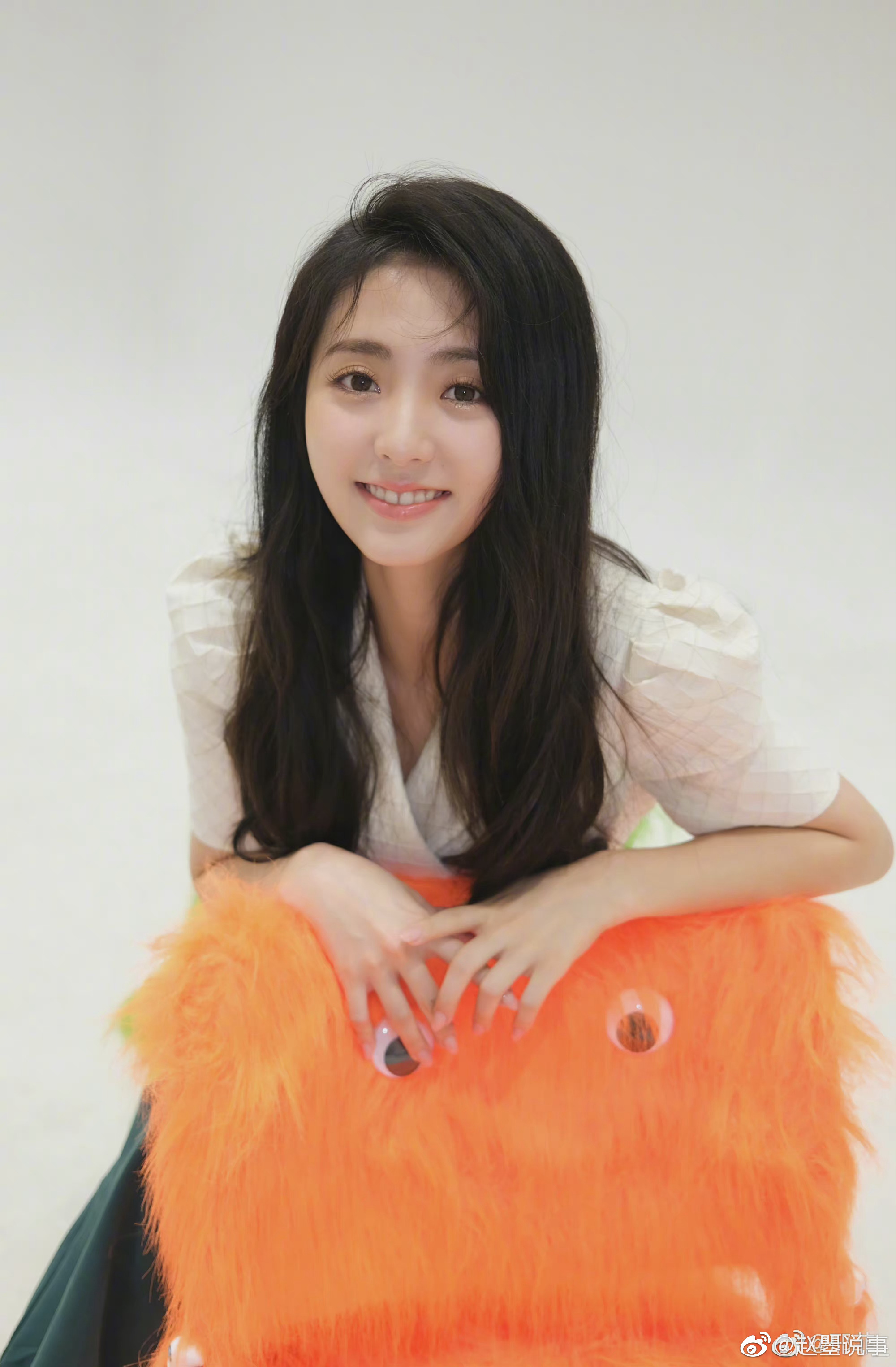 邢菲发博在四宫格怼脸自拍照并戏称掐指一算你想我了