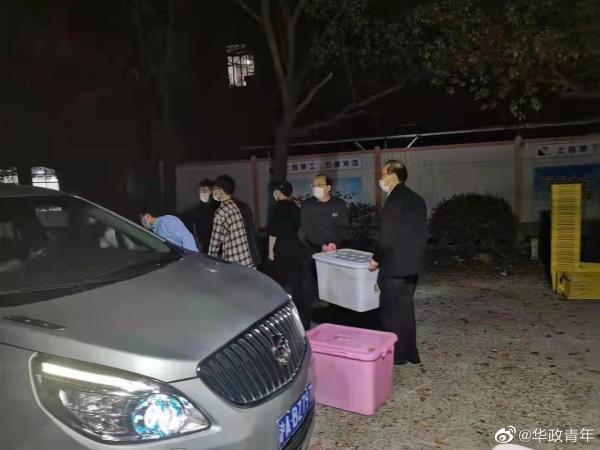 “要几份？”校长为学生打包！三餐封控中降费18元休闲区蓝鸢梦想 - Www.slyday.coM