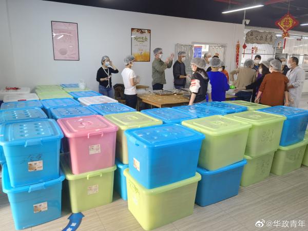 “要几份？”校长为学生打包！三餐封控中降费18元休闲区蓝鸢梦想 - Www.slyday.coM