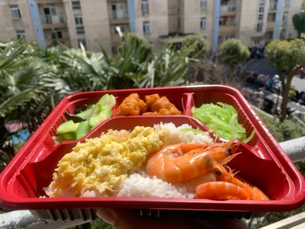 “要几份？”校长为学生打包！三餐封控中降费18元休闲区蓝鸢梦想 - Www.slyday.coM