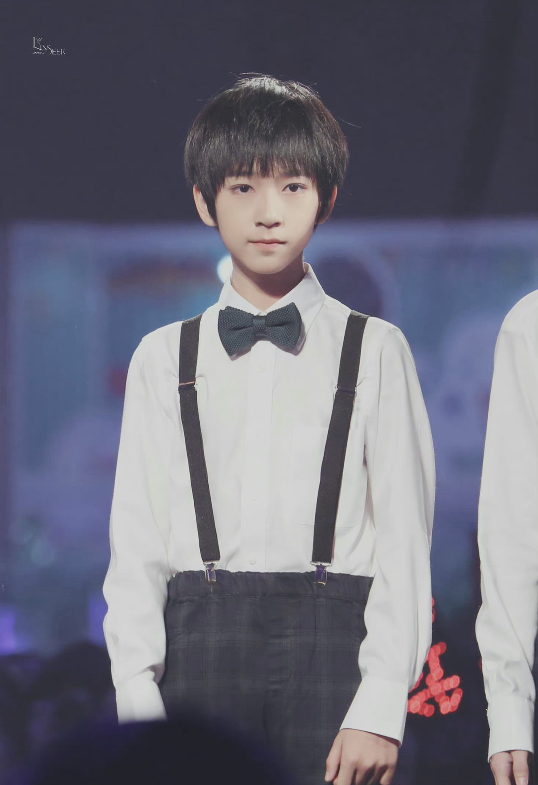 贺峻霖幼儿园毕业照好可爱,现在是帅气等比放大