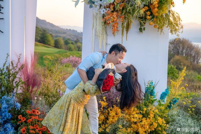 恭喜！体操奥运冠军公布求婚成功喜讯，与未婚妻在花海中甜蜜亲吻休闲区蓝鸢梦想 - Www.slyday.coM