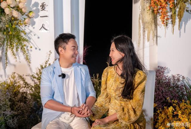 恭喜！体操奥运冠军公布求婚成功喜讯，与未婚妻在花海中甜蜜亲吻休闲区蓝鸢梦想 - Www.slyday.coM