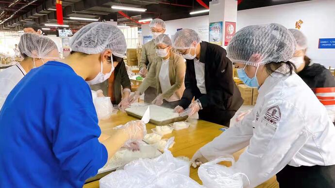 “要几份？”校长为学生打包！三餐封控中降费18元休闲区蓝鸢梦想 - Www.slyday.coM