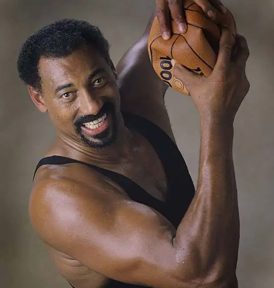 这麒麟臂碾压现役很多中锋,在张伯伦面前,现役这些中锋就是