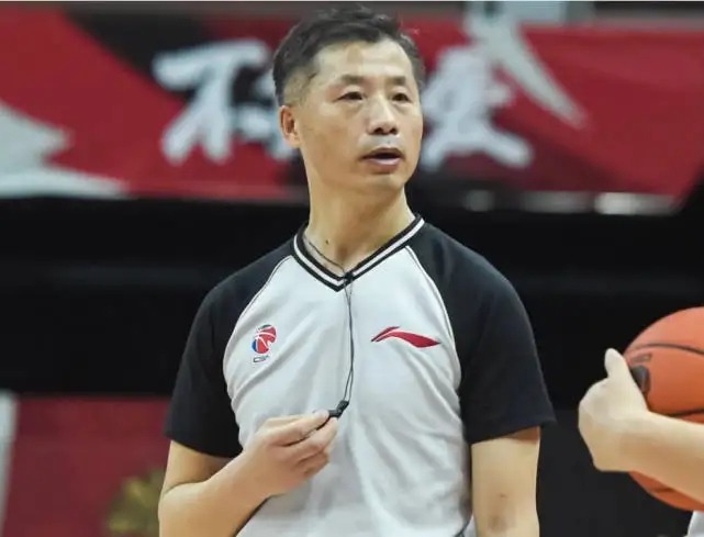 39号裁判杨宏峰危险了许钟豪被顶格制裁后他或遭篮协内部停赛