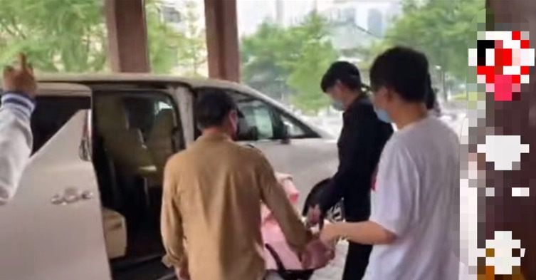 唐艺昕产女后出院住月子中心,张若昀贴心照顾父爱满满!休闲区蓝鸢梦想 - Www.slyday.coM 唐艺昕产女后出院住月子中心,张若昀贴心照顾父爱满满!休闲区蓝鸢梦想 - Www.slyday.coM