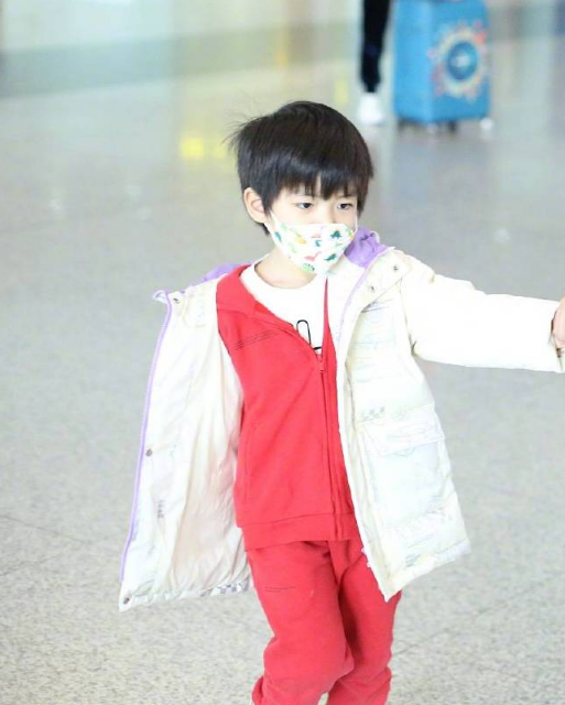 小星星高清正脸照曝光,浓眉大眼皮肤雪白,颜值超帅,与爸爸陈晓简直就