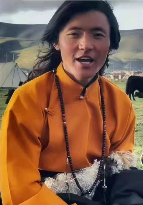 他的超话简介也很有意思,本名四朗罗布(或音译索朗勒伯),1990年出生于