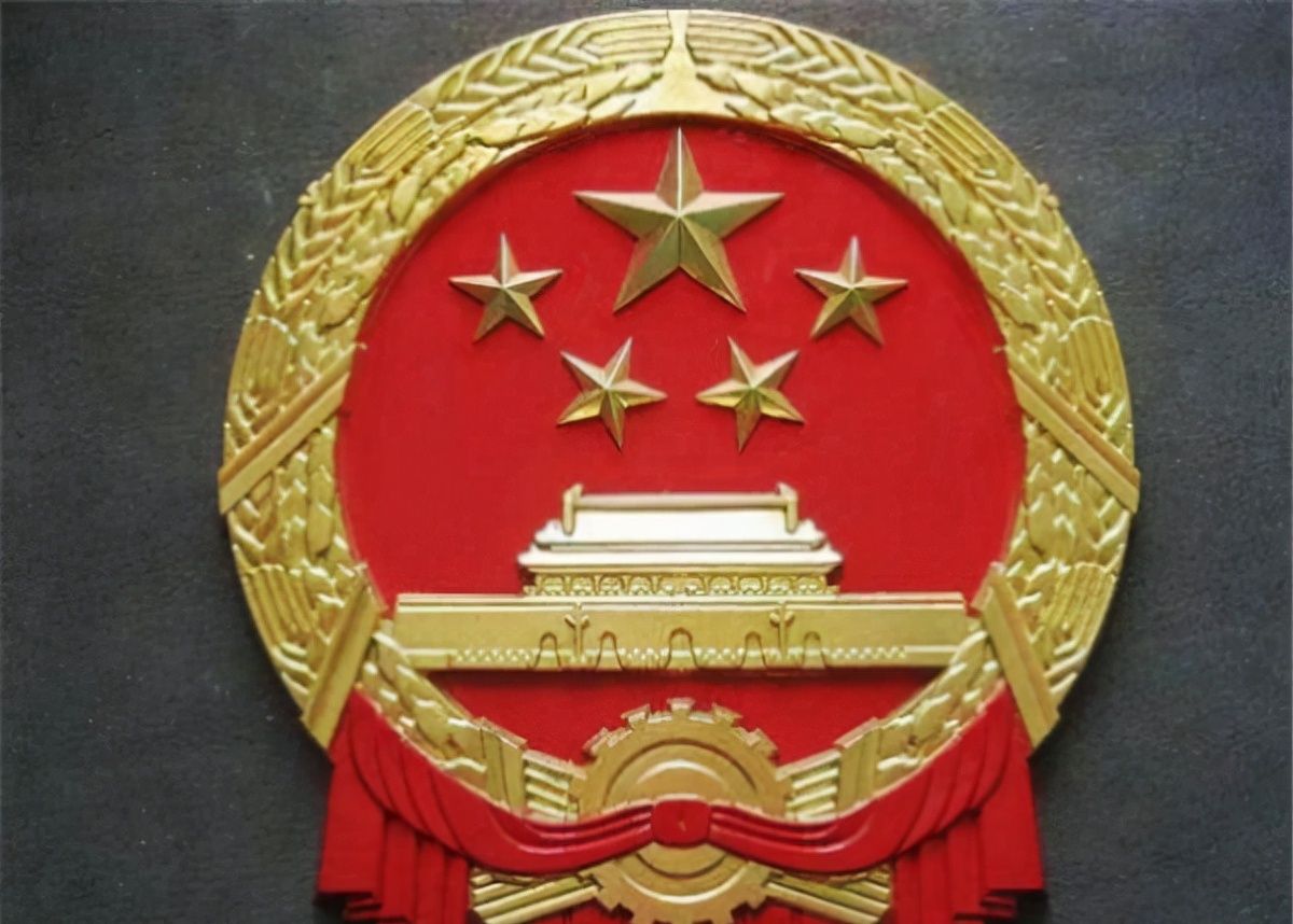 周总理向林徽因提议说,可以在国徽的周边添上麦穗和稻穗,这样就可以