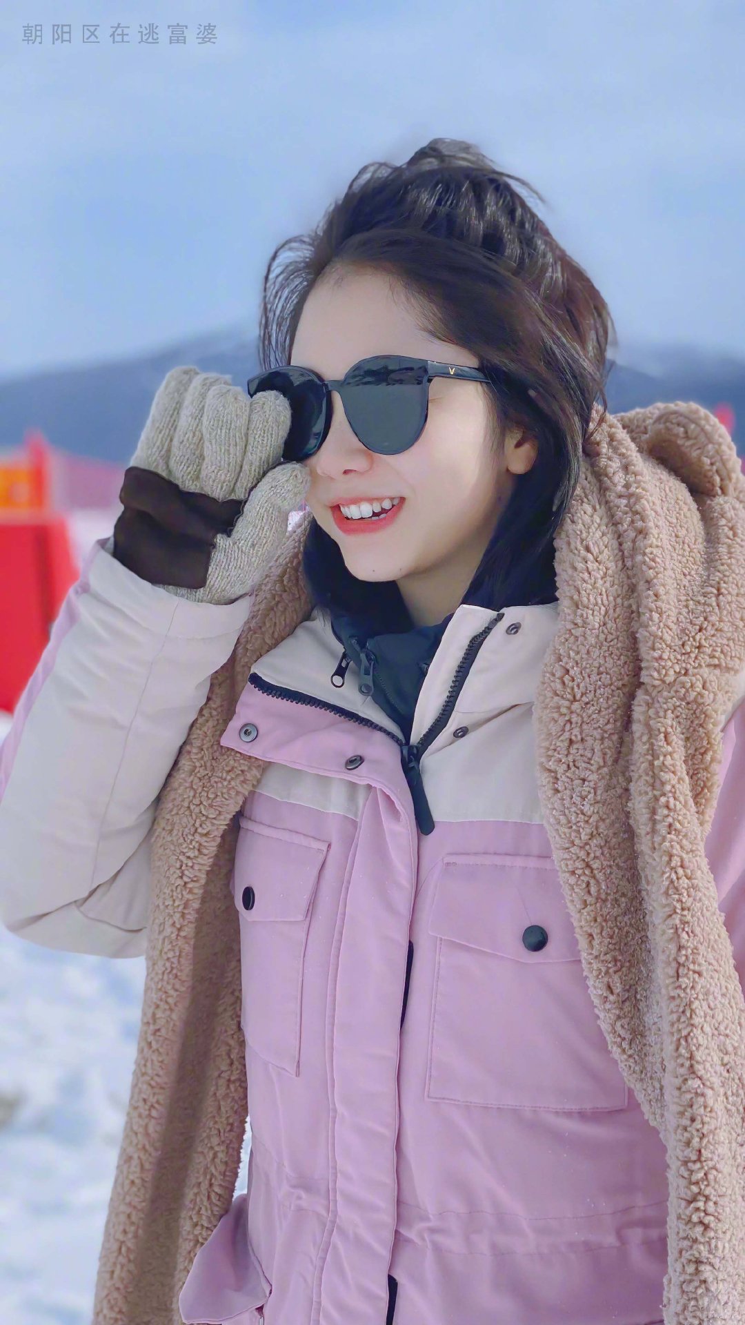 是谁还在过冬天呀是谭松韵小甜甜呀玩雪的宝贝好像冬天的小太阳