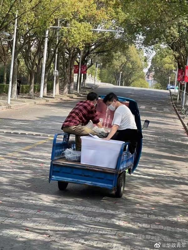 “要几份？”校长为学生打包！三餐封控中降费18元休闲区蓝鸢梦想 - Www.slyday.coM