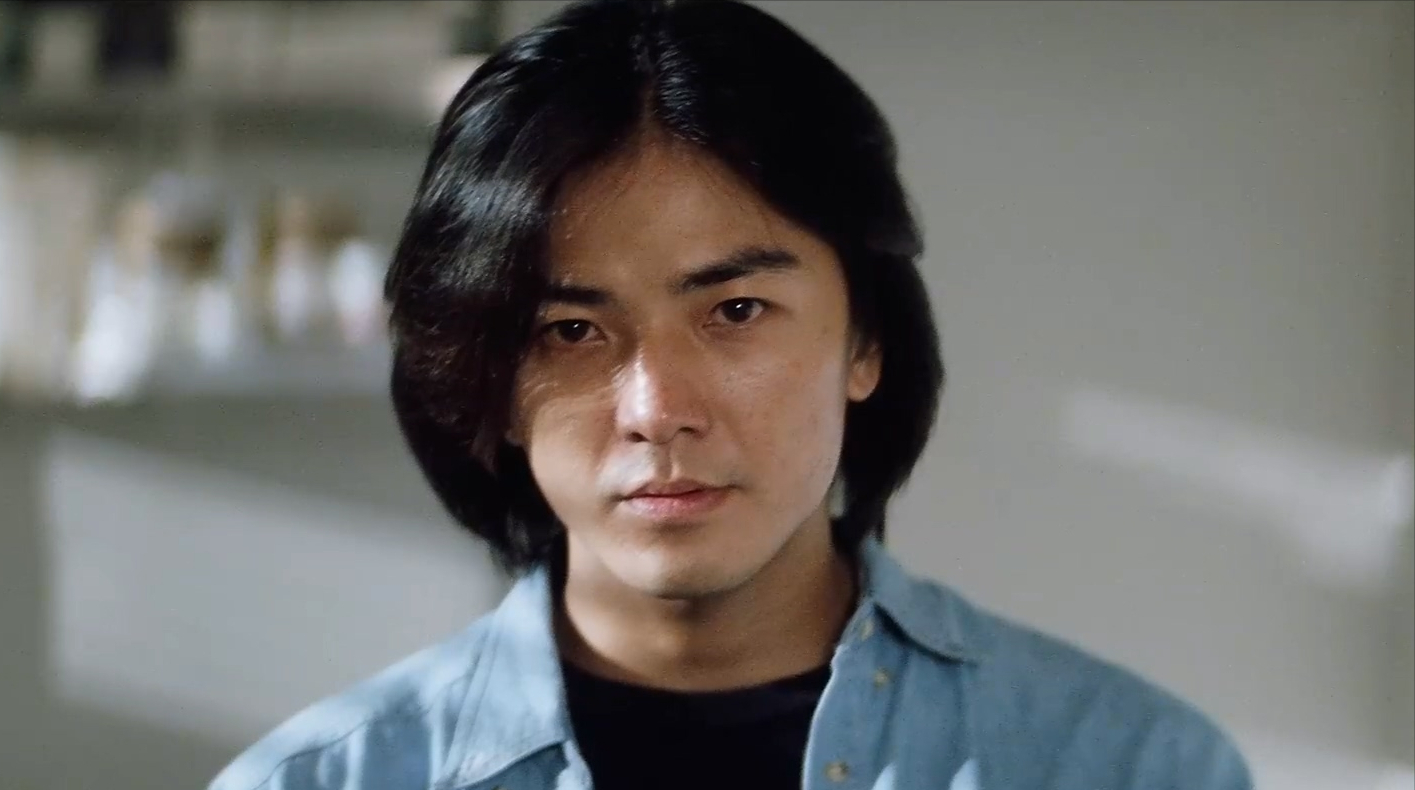 郑伊健这一年上映了《人鱼传说》《新英雄本色》《男儿当入樽》.