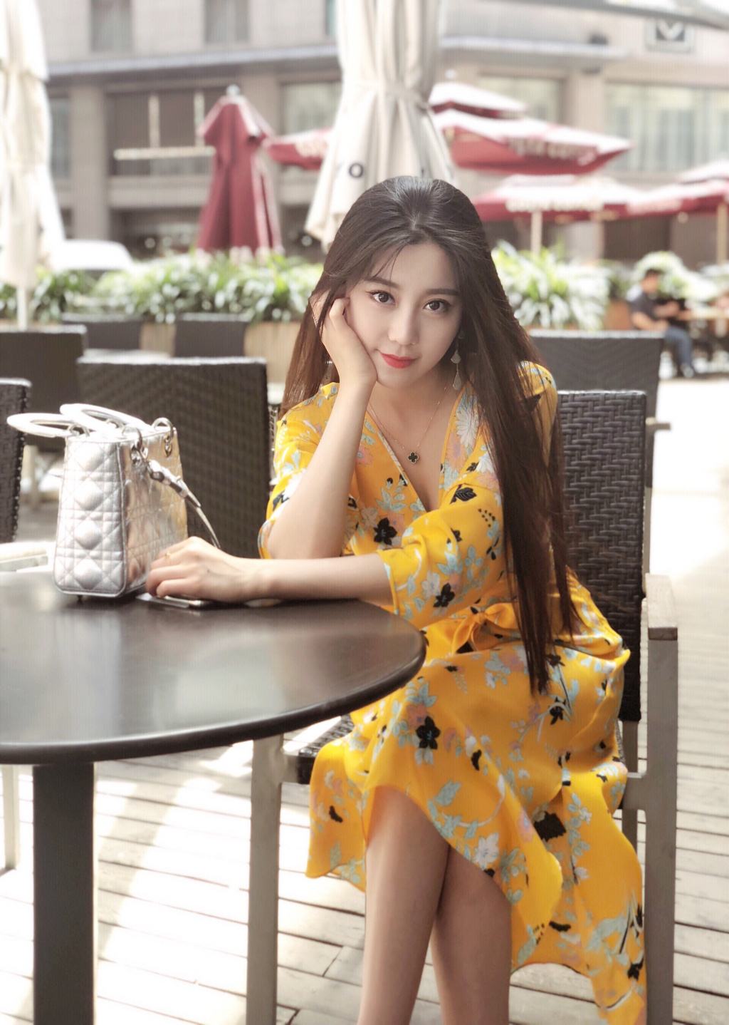 王梦婷老郭不是书法家,不追求在字上出名谋利,反而更容易写出真性情.