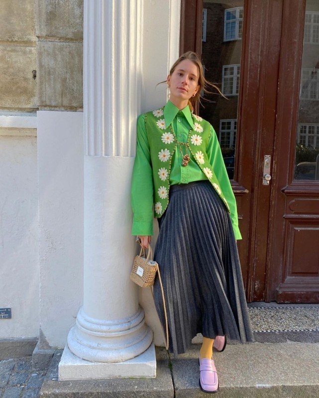 黄黑皮女孩怎么穿相邻色的组合洋气减龄可以轻松玩转色彩搭配