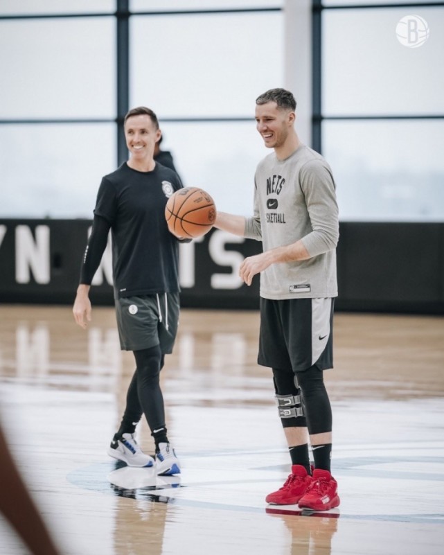 nba笑容满面篮网晒训练照片全员心情大好欧文杜兰特很专注