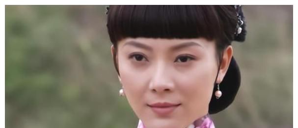 儿本来和村里学堂老师柳天赐青梅竹马,但是柳家因凤儿是盗墓贼的女儿