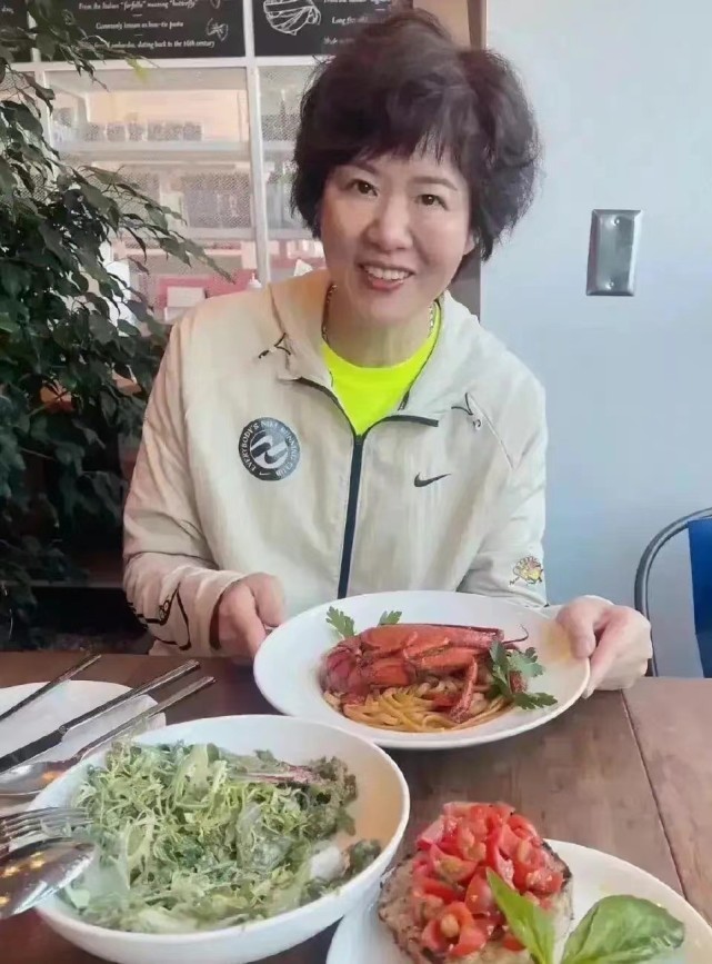 61岁郎平退休后状态佳!穿休闲装年轻不少,换了新造型颜值大变休闲区蓝鸢梦想 - Www.slyday.coM 61岁郎平退休后状态佳!穿休闲装年轻不少,换了新造型颜值大变休闲区蓝鸢梦想 - Www.slyday.coM