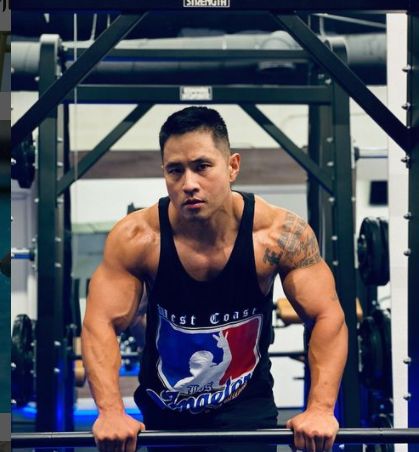 45岁刘承俊近况曝光西装革履参加婚礼被迫离开韩国20年