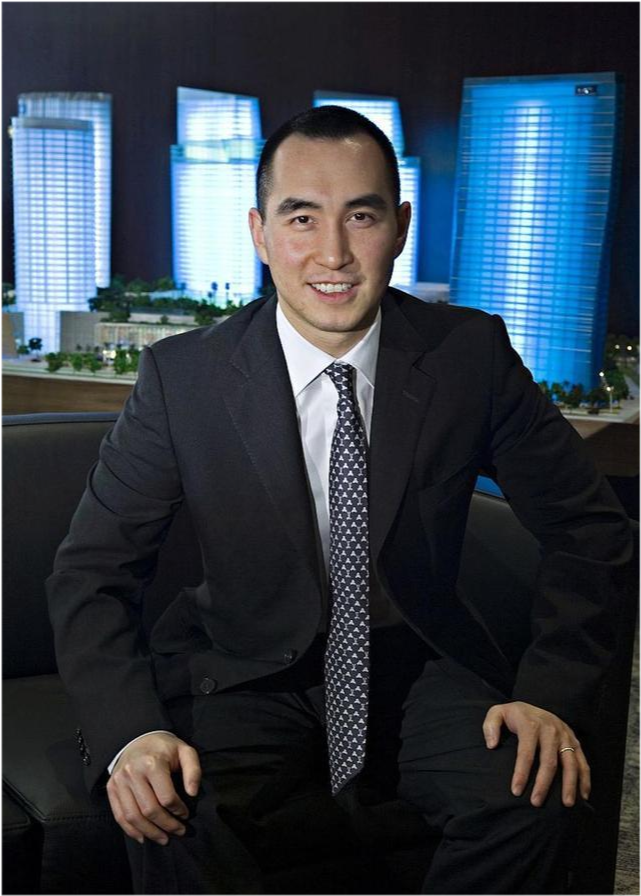 相对于简约装搭配来说,选择职场装亮相的何猷龙可谓