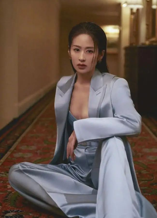 颖儿瘦到极致却还是小方脸排骨胸也太明显了真是太惹眼了