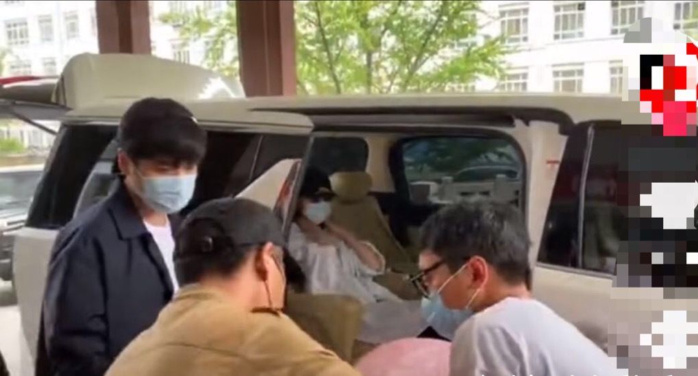 唐艺昕产女后出院住月子中心,张若昀贴心照顾父爱满满!休闲区蓝鸢梦想 - Www.slyday.coM 唐艺昕产女后出院住月子中心,张若昀贴心照顾父爱满满!休闲区蓝鸢梦想 - Www.slyday.coM