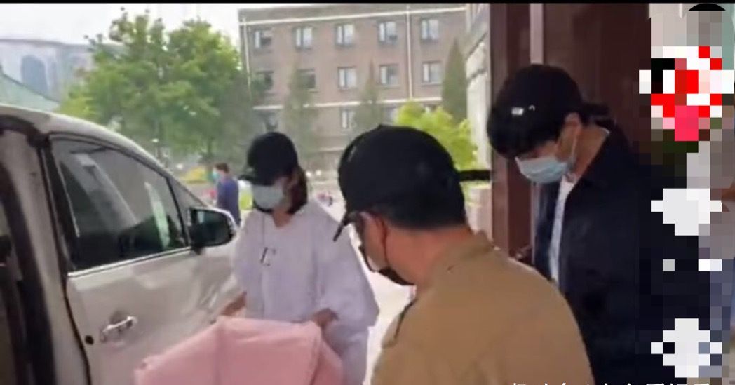 唐艺昕产女后出院住月子中心,张若昀贴心照顾父爱满满!休闲区蓝鸢梦想 - Www.slyday.coM 唐艺昕产女后出院住月子中心,张若昀贴心照顾父爱满满!休闲区蓝鸢梦想 - Www.slyday.coM