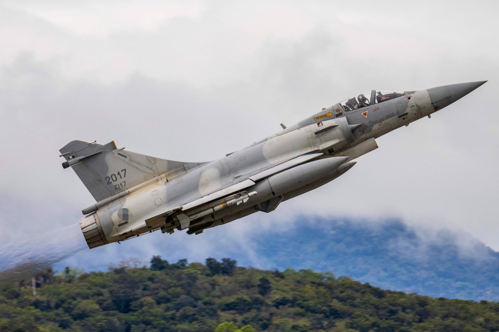 台媒：台军一架“幻影2000”战机，“驱离共机”时坠海休闲区蓝鸢梦想 - Www.slyday.coM