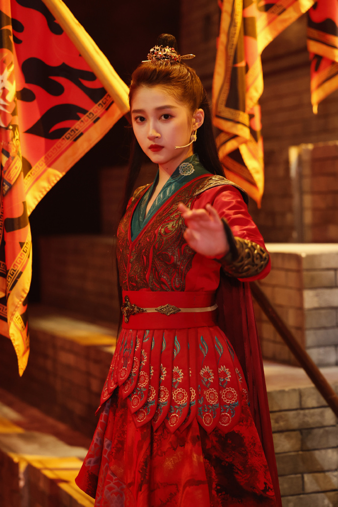 关晓彤写真大片曝光一身红色古装酷飒感十足