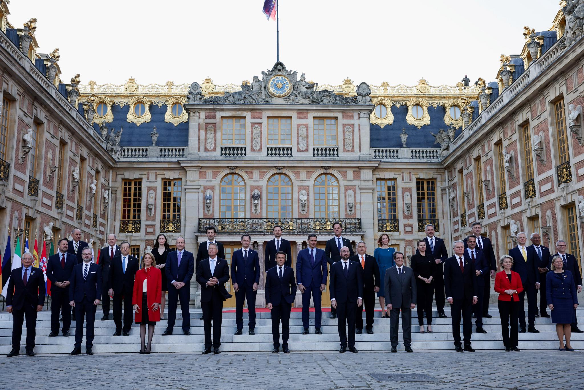 3月10日，欧盟各国领导人在法国凡尔赛宫举行峰会 图片来源：澎湃影响平台