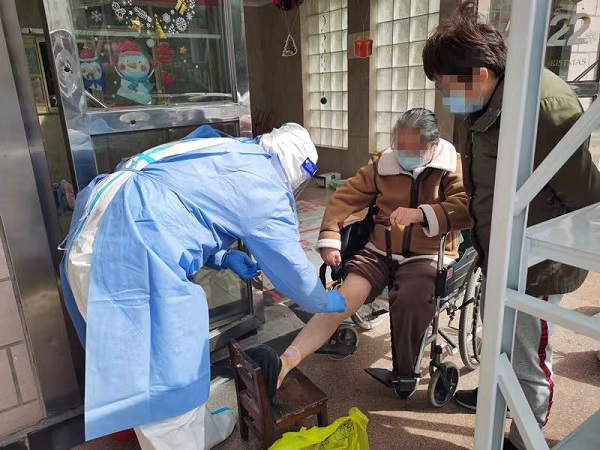 小区临时封控，娃没人接？老人换药难？……警察蜀黍挺身而出，隔离不隔爱休闲区蓝鸢梦想 - Www.slyday.coM