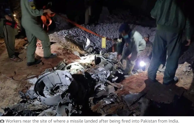 落入巴基斯坦境内的印度导弹残骸 图源：外媒