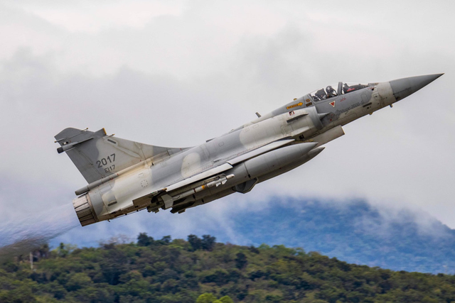 幻影战机在“驱离解放军军机”时坠海？台空军否认：例行训练任务休闲区蓝鸢梦想 - Www.slyday.coM